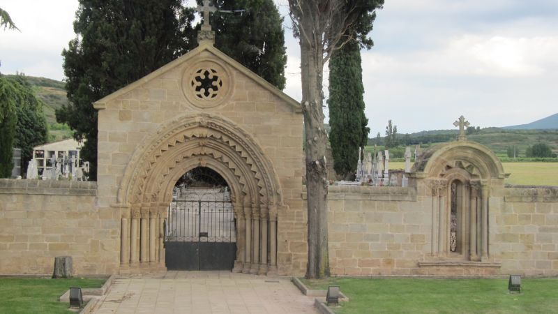 La fachada de la iglesia del camino, hoy colocada en el cementerio de Navarrete