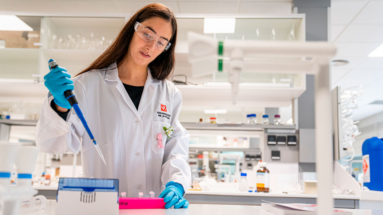 Alicia Asín en el Laboratorio de Química Orgánica de la UR