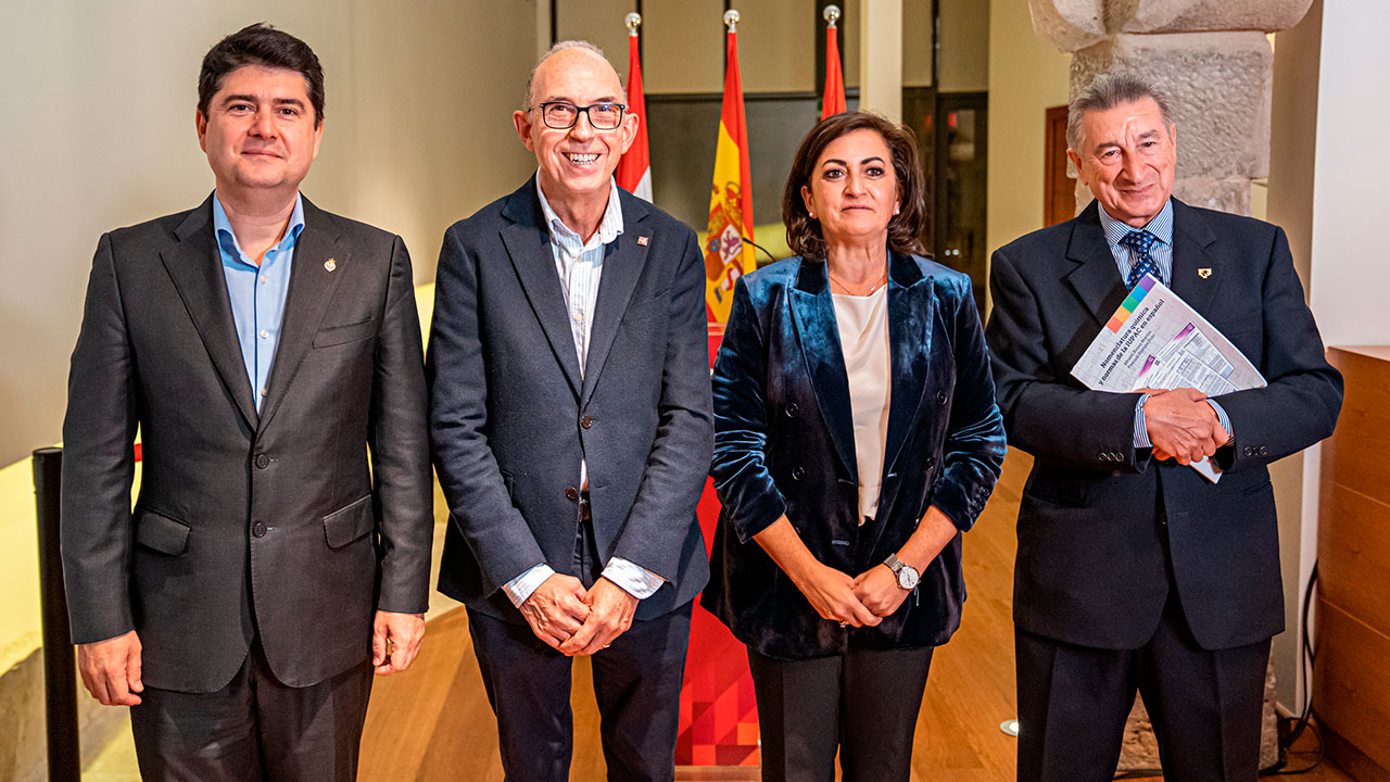 Acto de presentación del libro con el presidente de la IUPAC, Javier García, el rector de la UR, la presidenta del Gobierno, Concha Andreu, y el catedrático Pascual Román