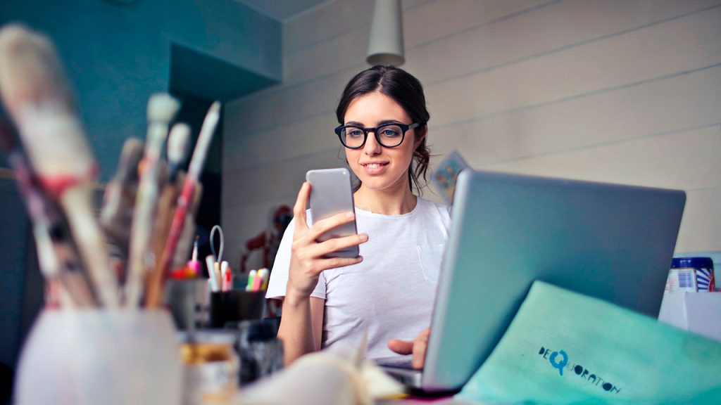 Joven profesional en entorno de trabajo