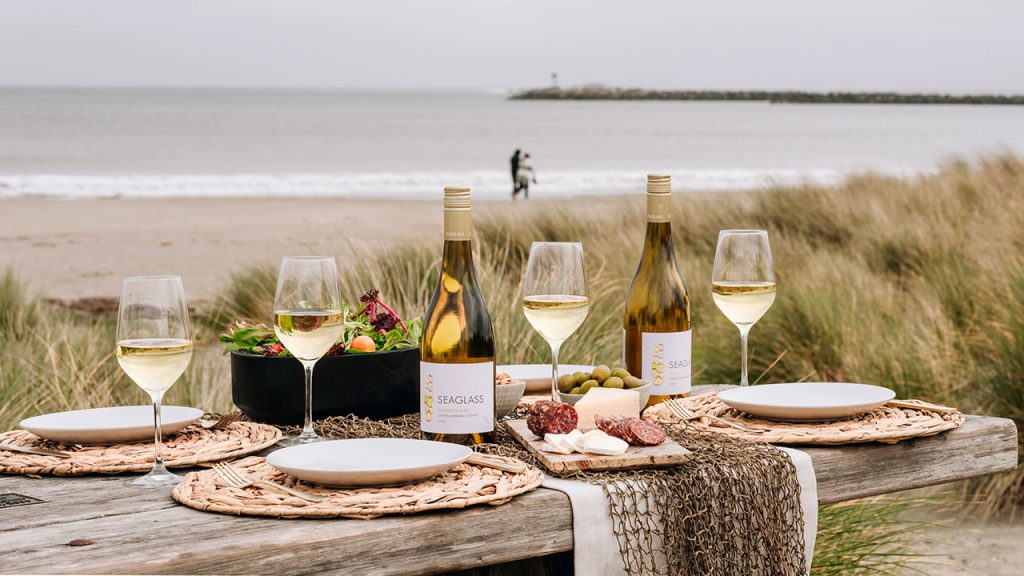 Vino y mesa en paisaje