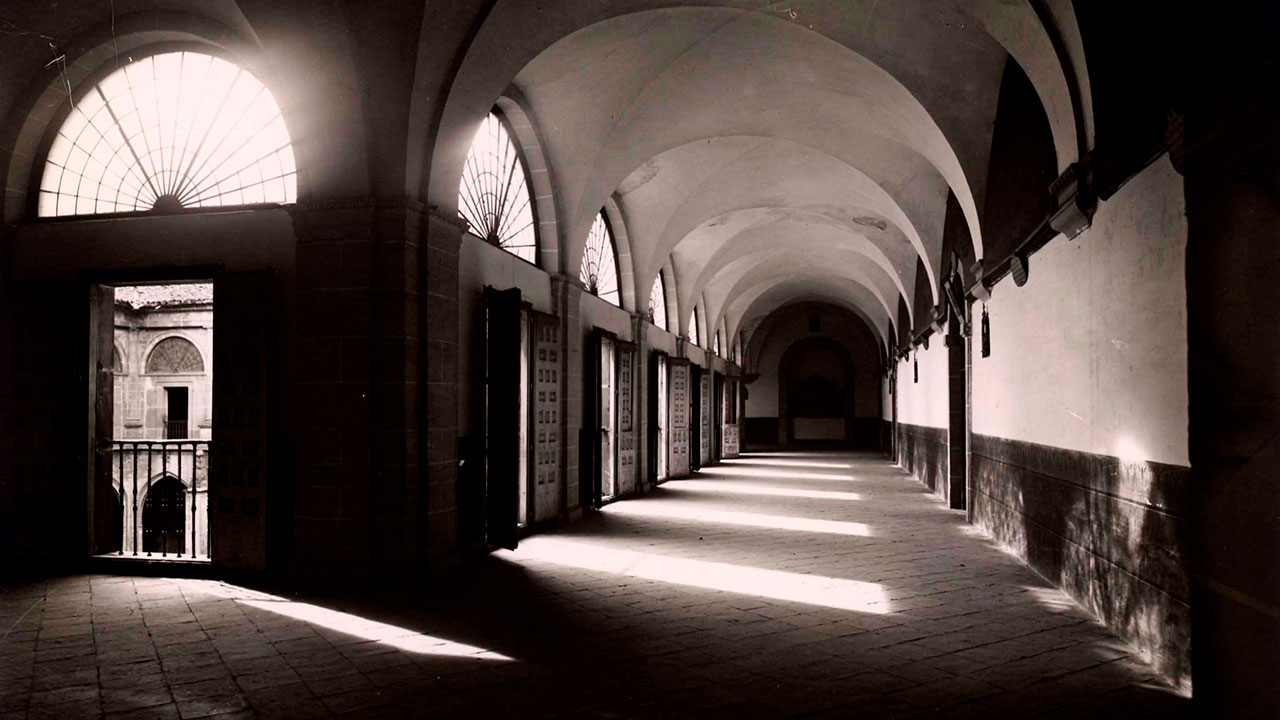 Fotografía de Alberto Muro del interior del claustro alto del monasterio de San Millán de la Cogolla, de Yuso, San Millán de la Cogolla (1900-1929), procedente del Fondo Fotográfico del IER, Logroño