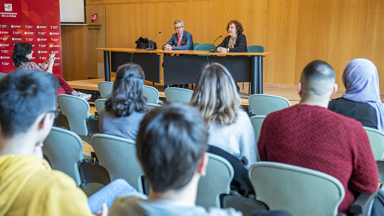 Acto de entrega de las ayudas en el que participaron la vicerrectora de Estudiantes y Extensión Universitaria, Mª. Ángeles Martínez Calvo, el responsable de Banca instituciones del Banco Santander, Domingo Mendi Metola