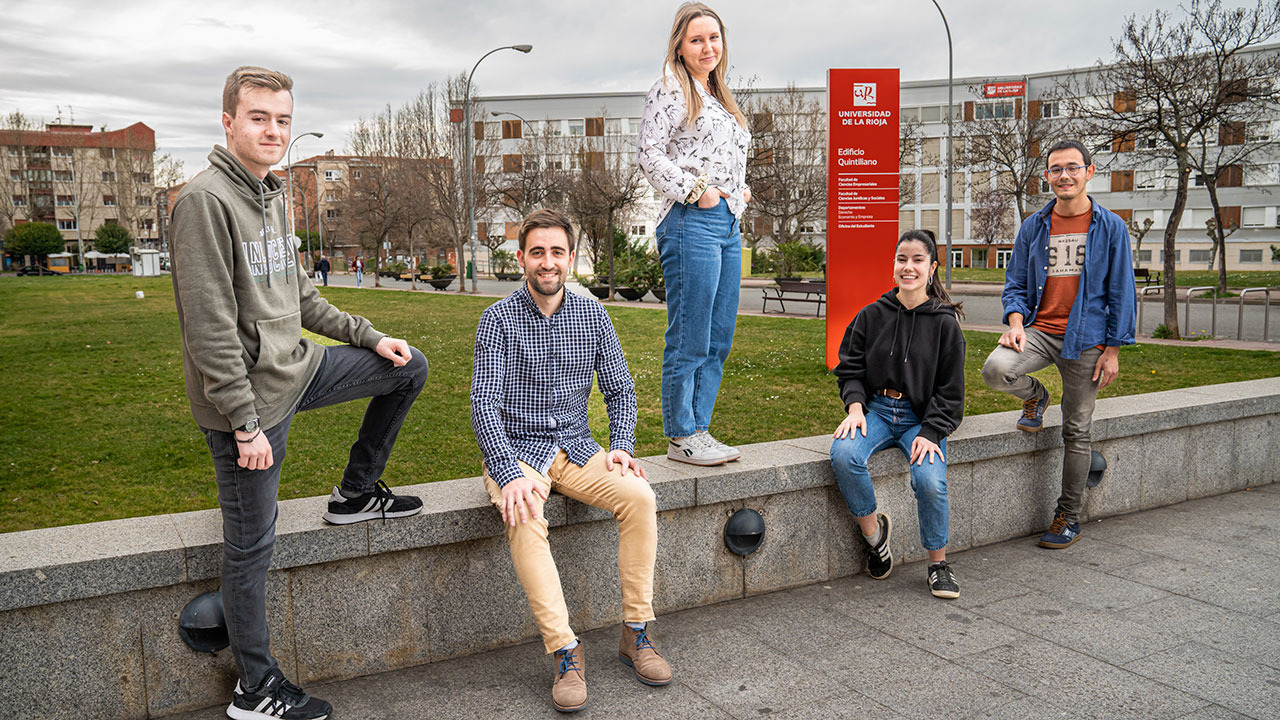 Álvaro Eraña Martínez, Sara I. Blanco González, Sandra Fernández Tofe, Jorge Martínez Francia y Hugo Álvarez Jiménez, del equipo 'La Rioja Debate'