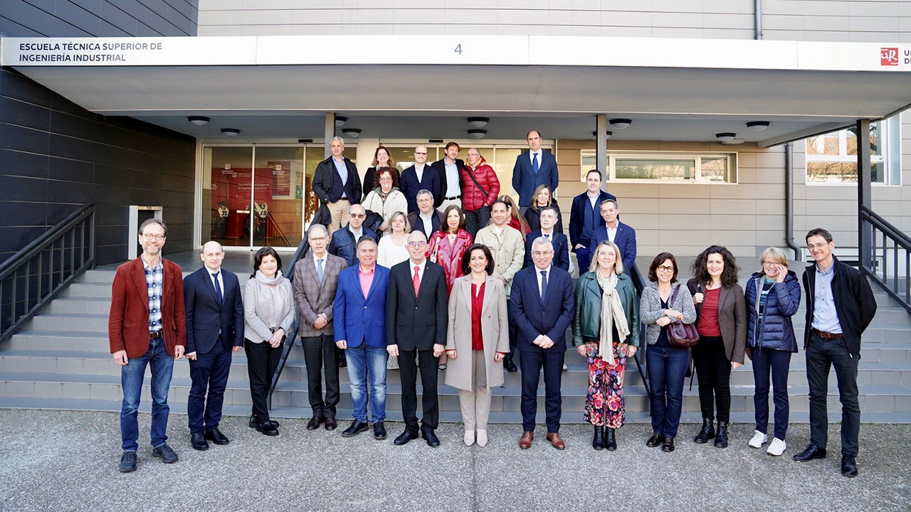 Foto de familia de los representantes de la Red Europea de Universidades del Vino