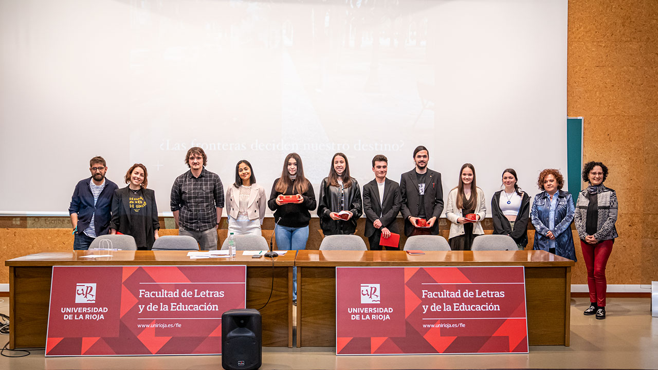 Foto de familia de los ganadores de la VIII Olimpiada de Filosofía