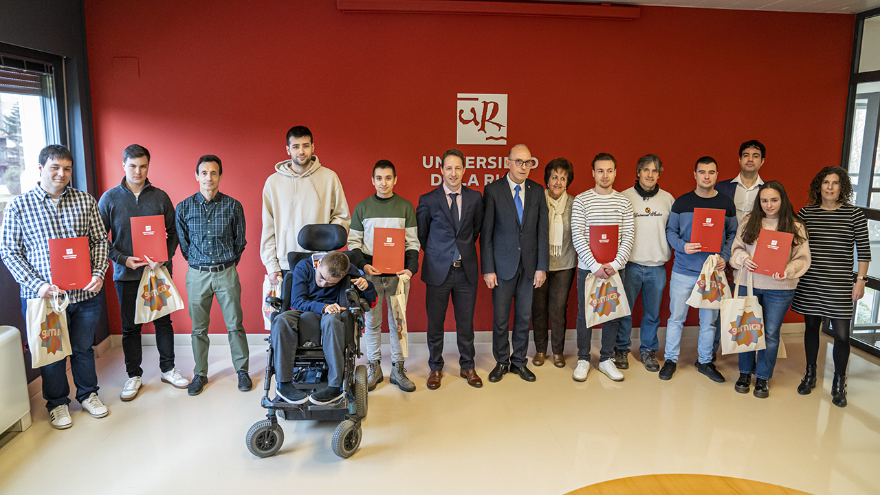 Imagen de la entrega de las becas Garnica de las que se beneficiarán doce estudiantes de máster de la Universidad de La Rioja