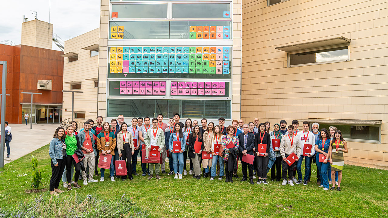 Foto de familia de los premiados en las Olimpiadas de Ciencias 2023