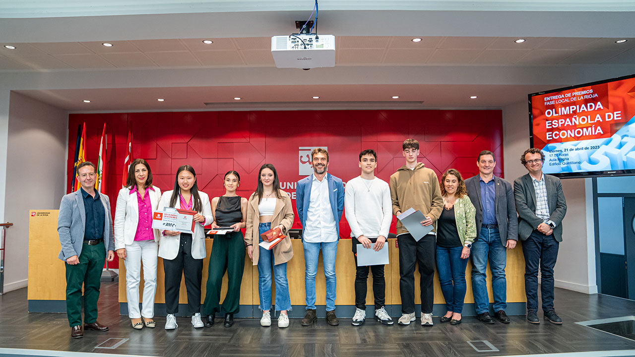Foto de familia de los ganadores de la XIV Olimpiada de Economía de La Rioja