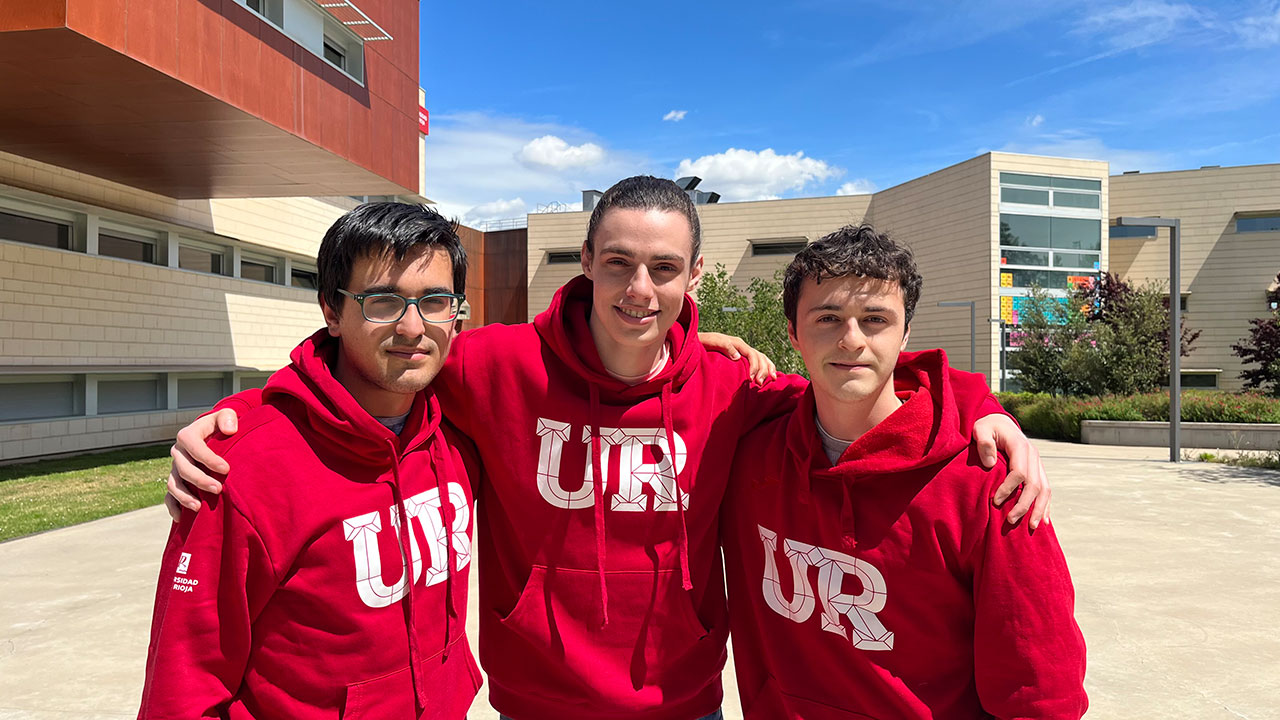 Mateo Domínguez Gómez, Sergio San José Martín y Avelino Calvache Lorente, del equipo 'Redstone Enjoyers'