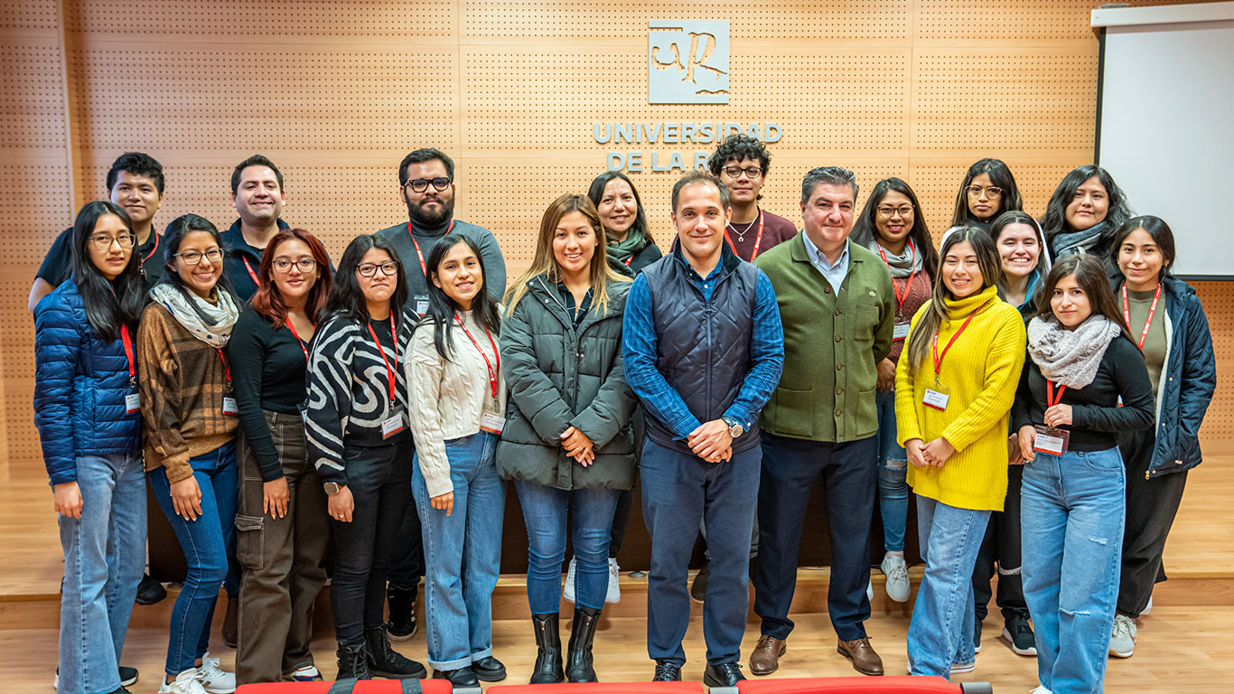 El grupo de estudiantes peruanos junto al vicerrector Eduardo Fonseca
