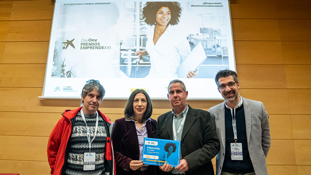 Emilio Jiménez (i) junto a la vicerrectorra Fabiola Portillo y el catedrático Javier Tardáguila