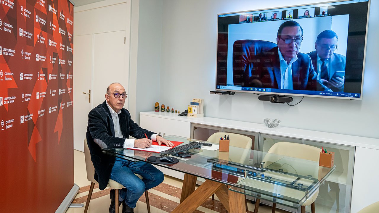 El rector de la UR, Juan Carlos Ayala Calvo, en calidad de presidente de la Fundación Dialnet de la Universidad de La Rioja y Franklin Tapia Defá