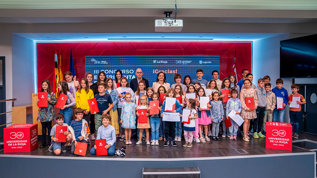 Foto de familia de los premiados en el III Concurso 'Experimenta en casa'