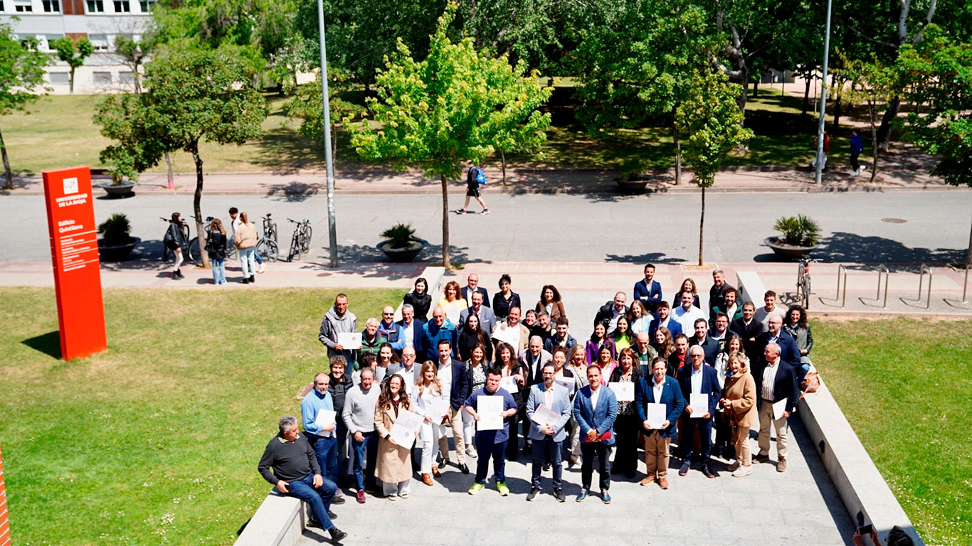 Foto de familia de los premiados en el XIV Certamen Ecovino