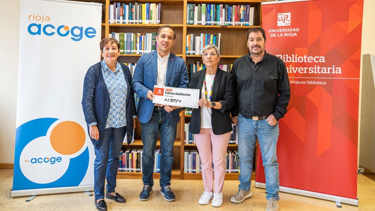 El vicerrector Eduardo Fonseca y el director de la Biblioteca UR, Ignacio Andollo, entregan el cheque a Pilar Martínez y Esther González, de Rioja Acoge