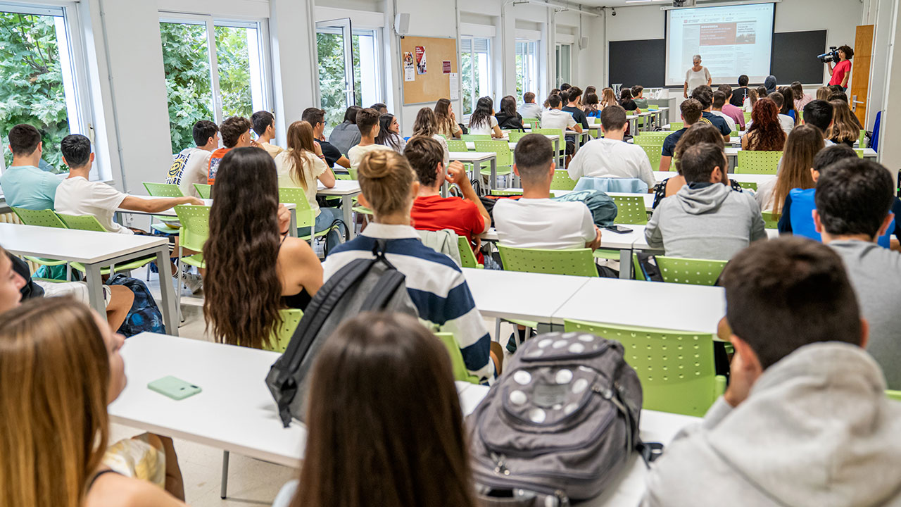 Alumnos de la UR en una clase en el Edificio Vives