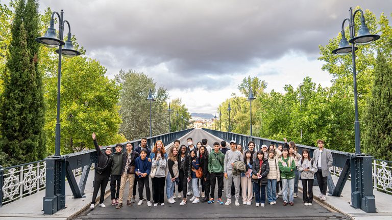 Estudiantes del Curso de Lengua y Cultura Españolas para Extranjeros-Campus Valle de la Lengua del curso 2022-2023 en el Puente de Hierro de Logroño