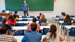 Una clase de un profesor nativo de la Casa de las Lenguas Unirioja