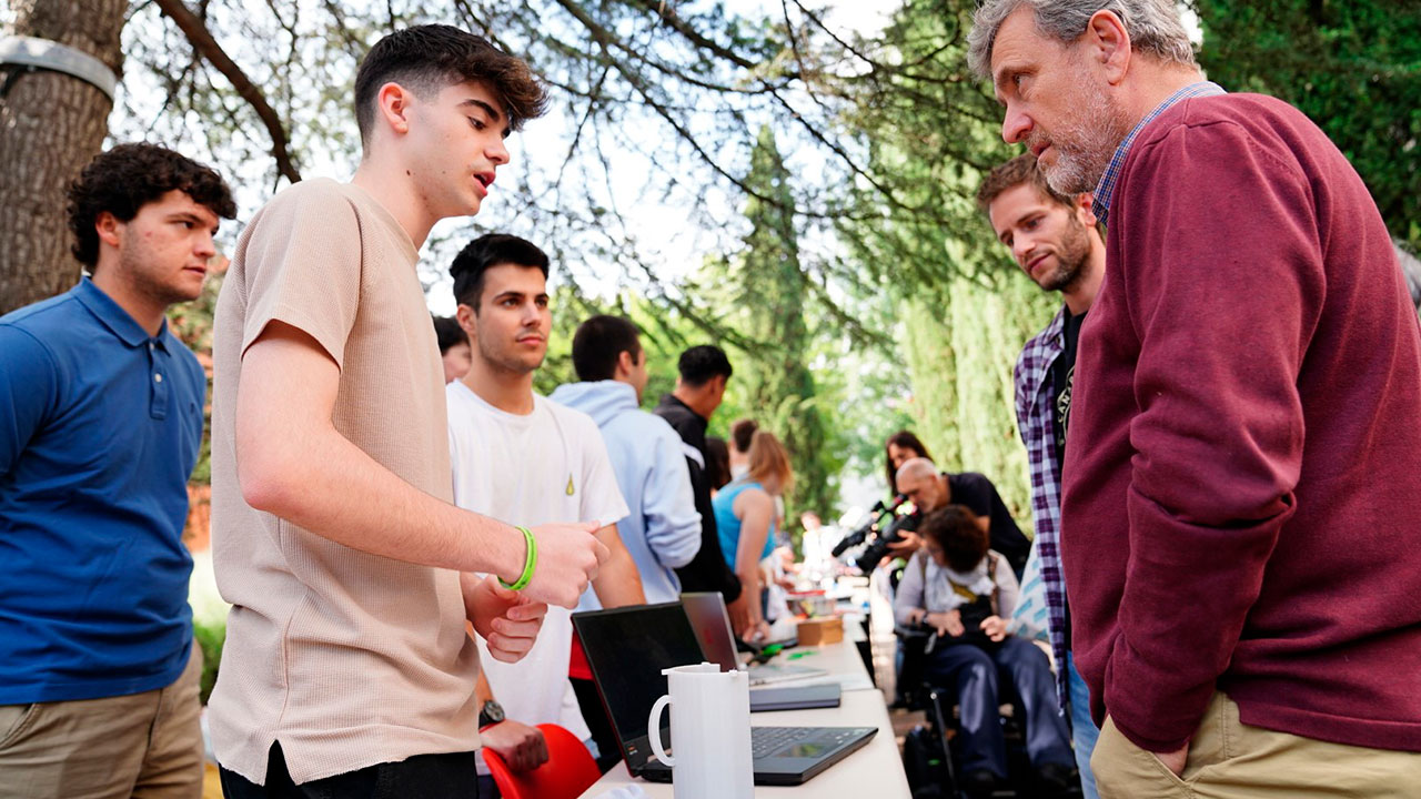 La IV Feria de Ingeniería para Personas en Situación de Dependencia se ha celebrado en el patio de la Escuela de Ingeniería Industrial