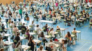 Alumnos de Bachillerato de La Rioja realizando la EBAU en el Polideportivo de la UR
