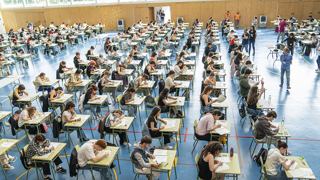 Estudiantes de Enseñanzas Medias realizando la EBAU en el Polideportivo Universitario