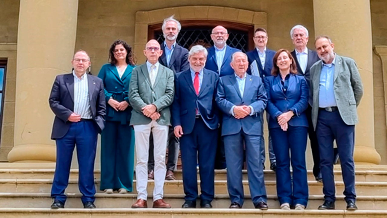 Foto de familia de la reunión de Consejos Sociales del G-9 en Bodega Vivanco (Briones)