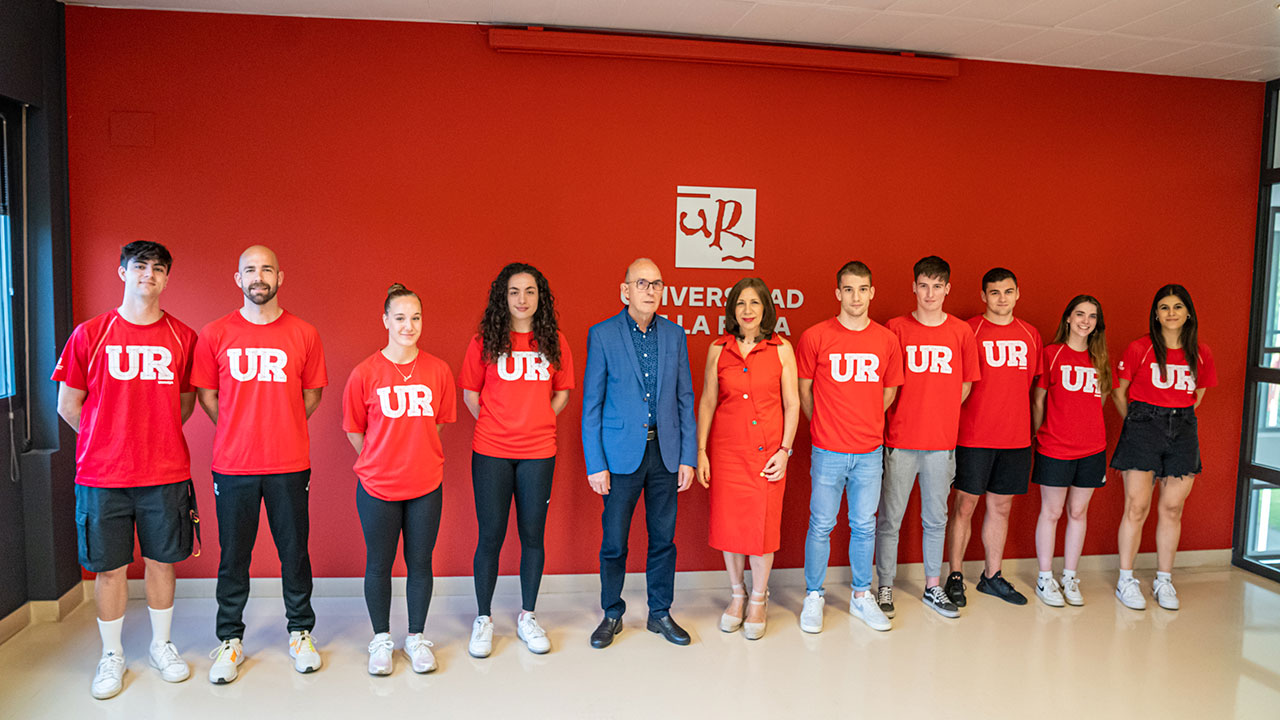 El rector Juan Carlos Ayala y la vicerrectora Fabiola Portillo junto a los medallistas