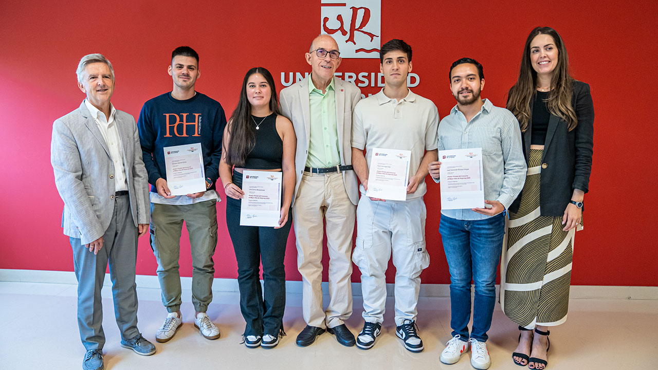 El rector, en el centro, junto al equipo ganador y, a los lados, Eduardo Rodríguez Osés y Carlota González