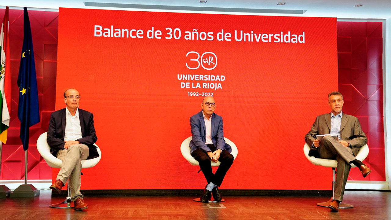 El rector Juan Carlos Ayala junto a los autores del informe Francesc Solà y Jordi Suriñach