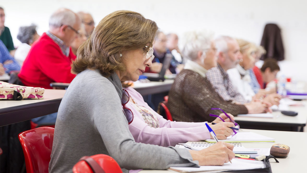 Estudiantes en una clase de la Universidad de la Experiencia