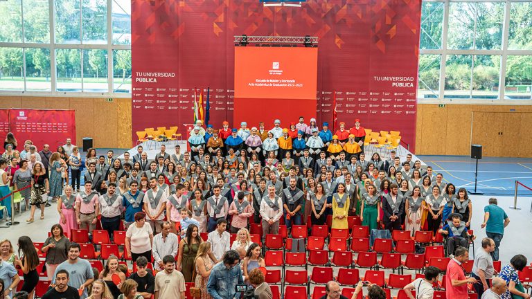 Foto de familia de la graduación de la Escuela de Máster y Doctorado de la Universidad de La Rioja (EMYDUR) 2023