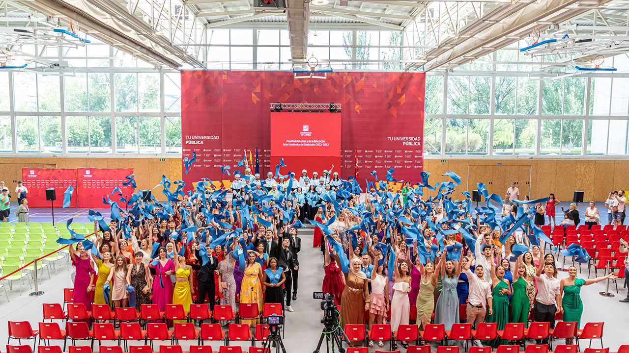 Foto de familia del acto de graduación de la Facultad de Letras y de la Educación 2023