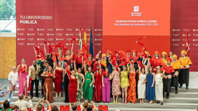 Foto de familia de la graduación de la Facultad de Ciencias Jurídicas y Sociales 2023