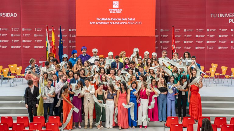 Foto de familia de la promoción del Grado en Enfermería de la Facultad de Ciencias de la Salud