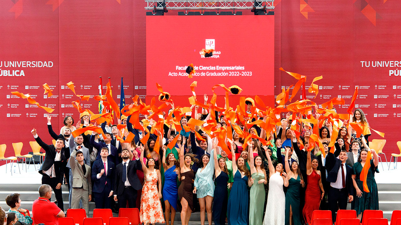 Foto de familia de la Graduación de la Facultad de Ciencias Empresariales