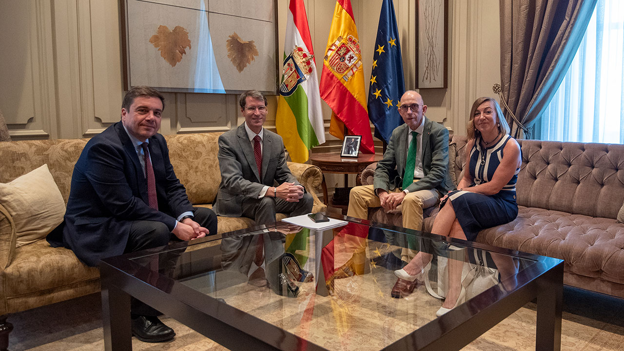El rector Juan Carlos Ayala y el presidente Gonzalo Capellán, junto al consejero Alberto Galiana y la vicerrectora Eva Sanz