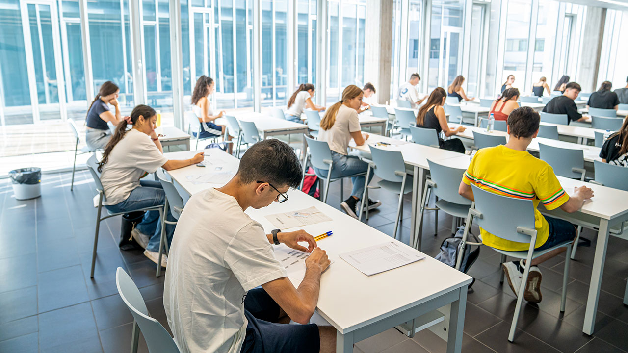 Alumnos de Bachillerato de La Rioja realizando la EBAU de la convocatoria de julio de 2023