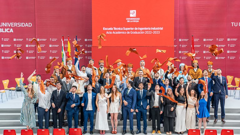 Foto de familia de la Graduación de la Escuela Técnica Superior de Ingeniería Industrial 2023