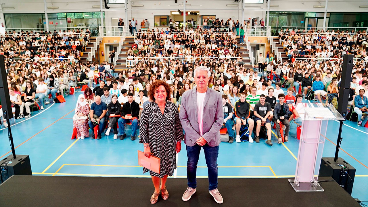 Marian Martínez Calvo, vicerrectora de Estudiantes y Extudiantes, y Carlos Mayoral, director del área Académica, en el Polideportivo Universitario