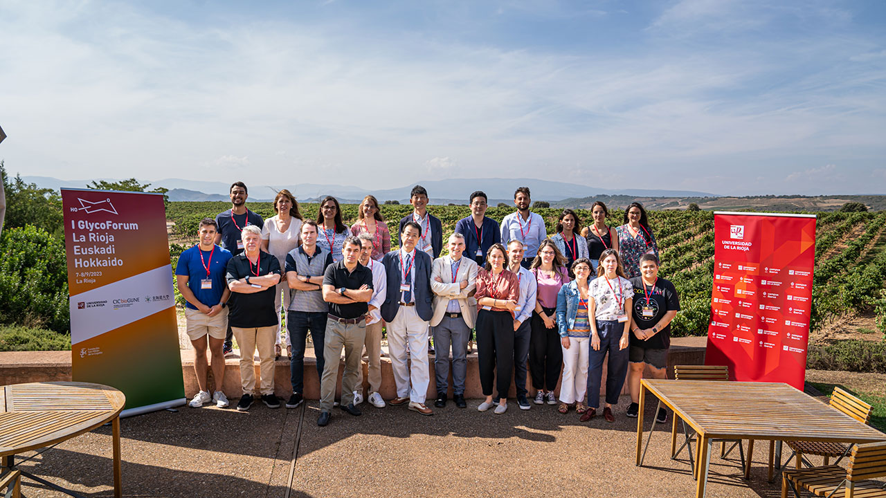 Foto de familia de los participantes en el I Glycoforo La Rioja-Hokkaido-Euskadi ‘Descifrando el lenguaje de los carbohidratos’ en Bodegas Campo Viejo
