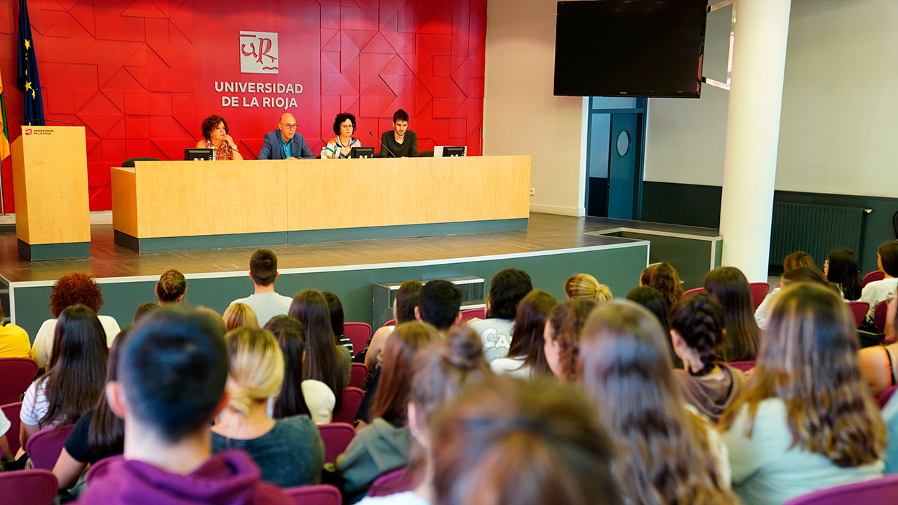 El rector, en el Aula Magna del Edificio Quintiliano, junto a la vicerrectoras de Estudiantes y Extensión Universitaria, la decana de Letras y de la Educación, y el presidente del Consejo de Estudiantes