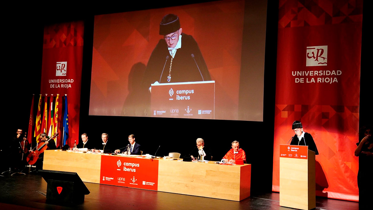Juan Carlos Ayala, rector de la Universidad de La Rioja, pronunciando el discurso inaugural del curso 2023-2024 de Campus Iberus
