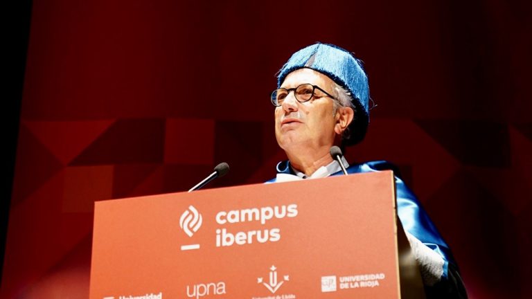 Luigi Moio, ofreciendo la lección inaugural ‘Del pasado a una lógica del futuro del vino’ en el acto de apertura conjunta del curso 2023-2024 de Campus Iberus