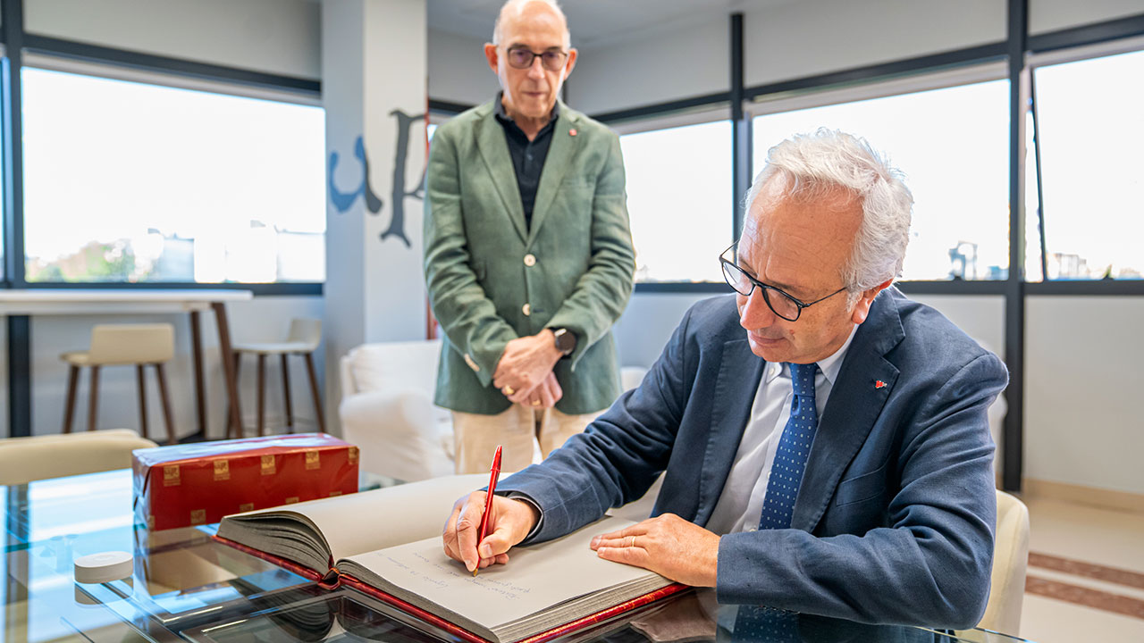 Luigi Moio, firmando en el Libro de Honor de la Universidad de La Rioja