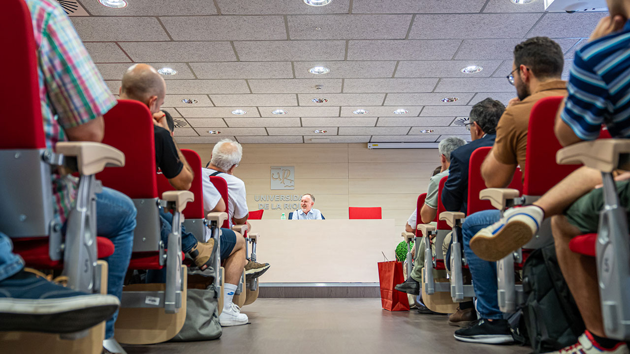 Txetxu Ausín, ofreciendo la conferencia ‘Ética para convivir con la inteligencia artificial y la ciencia de datos’ de inicio del IV Máster en Ciencia de Datos y Aprendizaje Automático