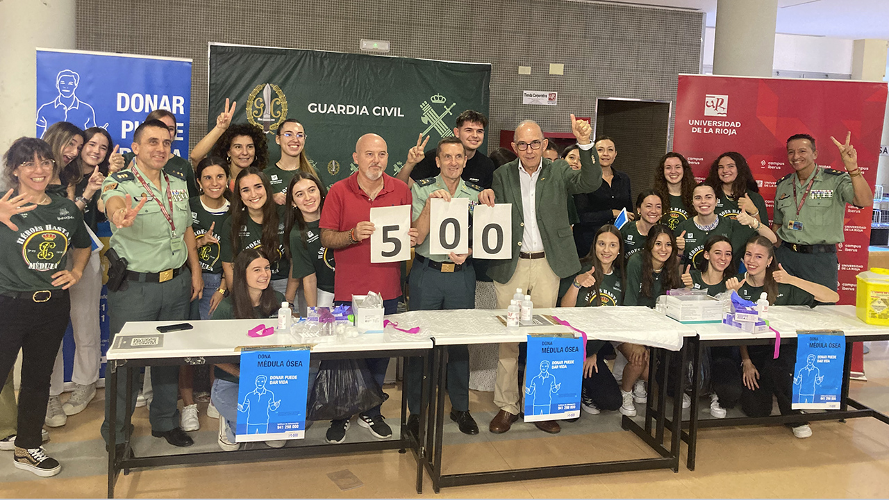 El rector, junto a los voluntarios de la campaña y los responsables de la Guardia Civil y la Asociación Vida X Vida.