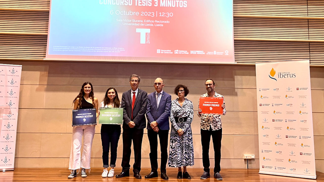 El rector Juan Carlos Ayala, que ha presidido el jurado, junto al rector de la Universidad de Lleida, Jaume Puy Llorens, y los ganadores del certamen