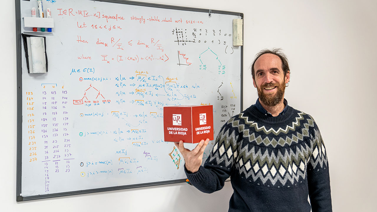 Eduardo Sáenz de Cabezón, en su despacho de la Universidad de La Rioja