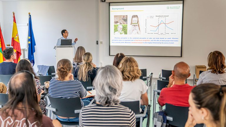 Yongsheng Tao, de la Northwest Agriculture & Food Uni, impartiendo el seminario en el ICVV